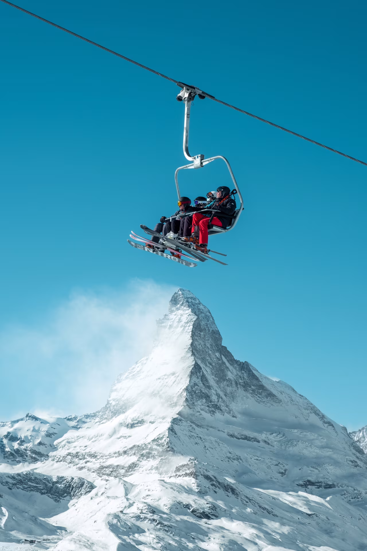 Weekoverzicht 27 dec 2021 - 2 jan 2022 met skilift hoog in de lucht boven besneeuwd tirol berglandschap