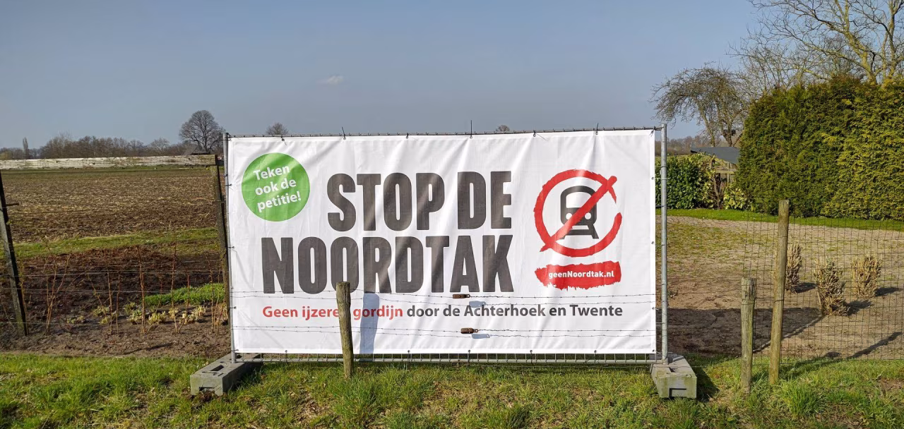 Waarschuwingsbord tegen hoogspanningslijn: Stop de Noortak, Geen ijzeren gordijn door Achterhoek en Twente, Tegen hoge netkosten, stop-noortak.nl