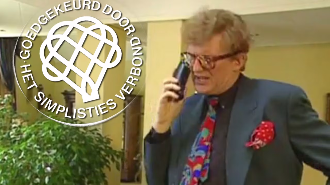 Person met mobiel tegen oor en logo GOEDGEKEURD DOOR HET SIMPLISTIES VERBOND toont satire Rutte uitgewerkt net nu De Bie ons ontvalt
