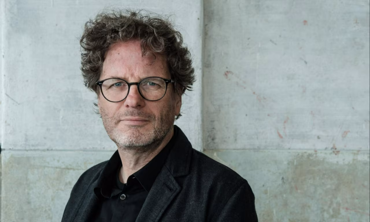 Arnoud Odding trekt verder na 10 jaar Rijks en Museumfabriek, professioneel portret tegen betonnen muur