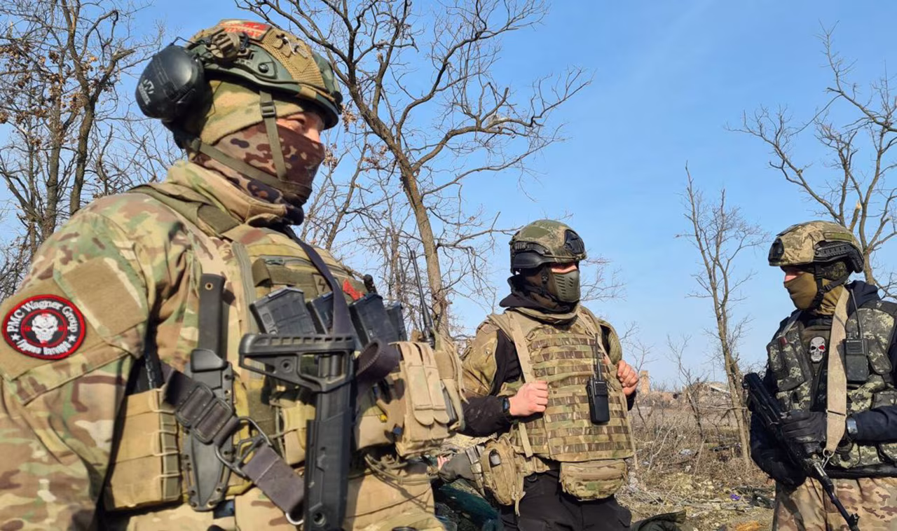 Drie militairen in camouflage met vuurwapens tijdens militaire training in bos, context DE OORLOG IN OEKRAINE april 2023