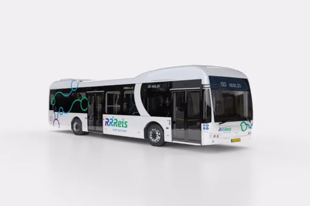 Moderne witte bus met naam RRReis en digitale route 90 HULLEKENS in regionaal weekoverzicht Twente week 51