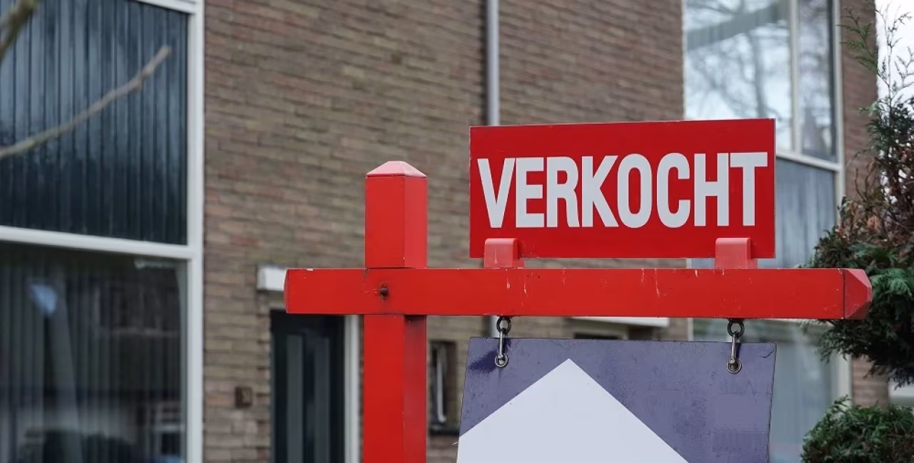 Bord verkocht voor woning in voortuin met gebouw op achtergrond regionaal weekoverzicht van ma 9 t/m vrij 13 jan 2023