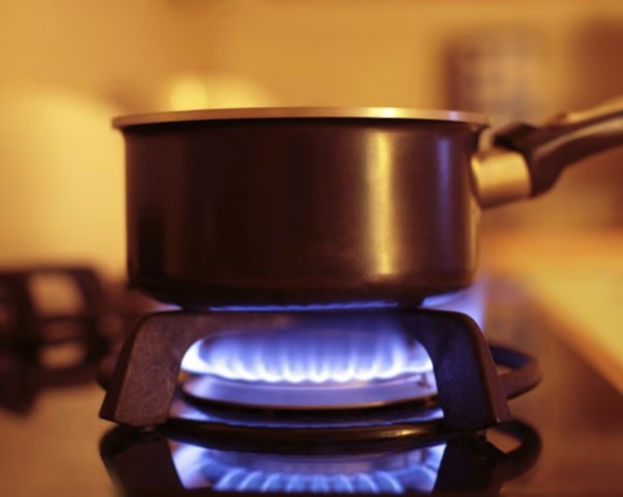 Kookpan op een blauw brandende gaskachelvlam, focus op koken met gas in keuken, nieuwsoverzicht 16-22 jan 2023 TKKR