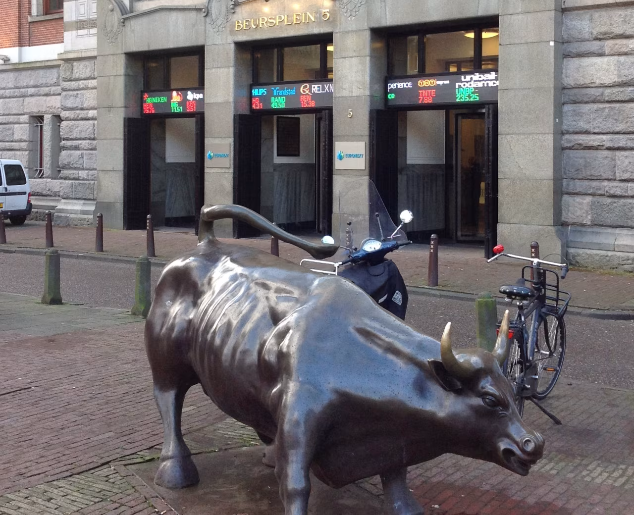Nieuwsoverzicht aug 2022, bronzen stier standbeeld op Beursplein 5 met beursinformatie en economische symboliek