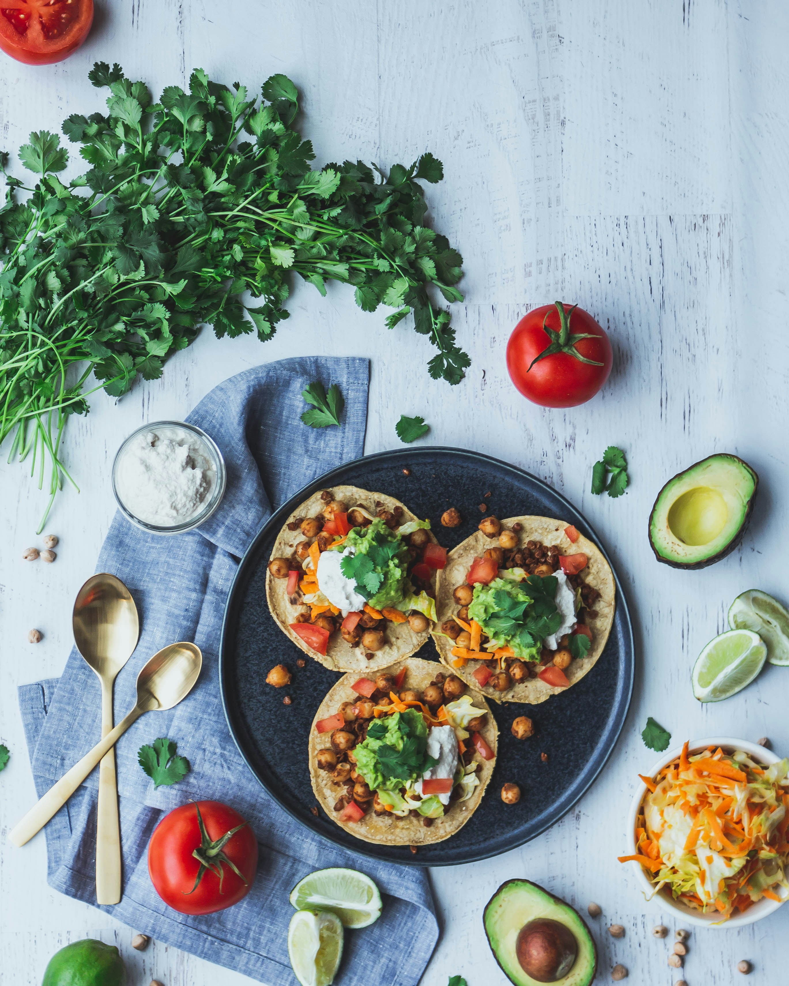 Bovenaanzicht van gezonde vega maaltijd met tortillawraps en verse groenten op houten tafel vegetarisch eten trends