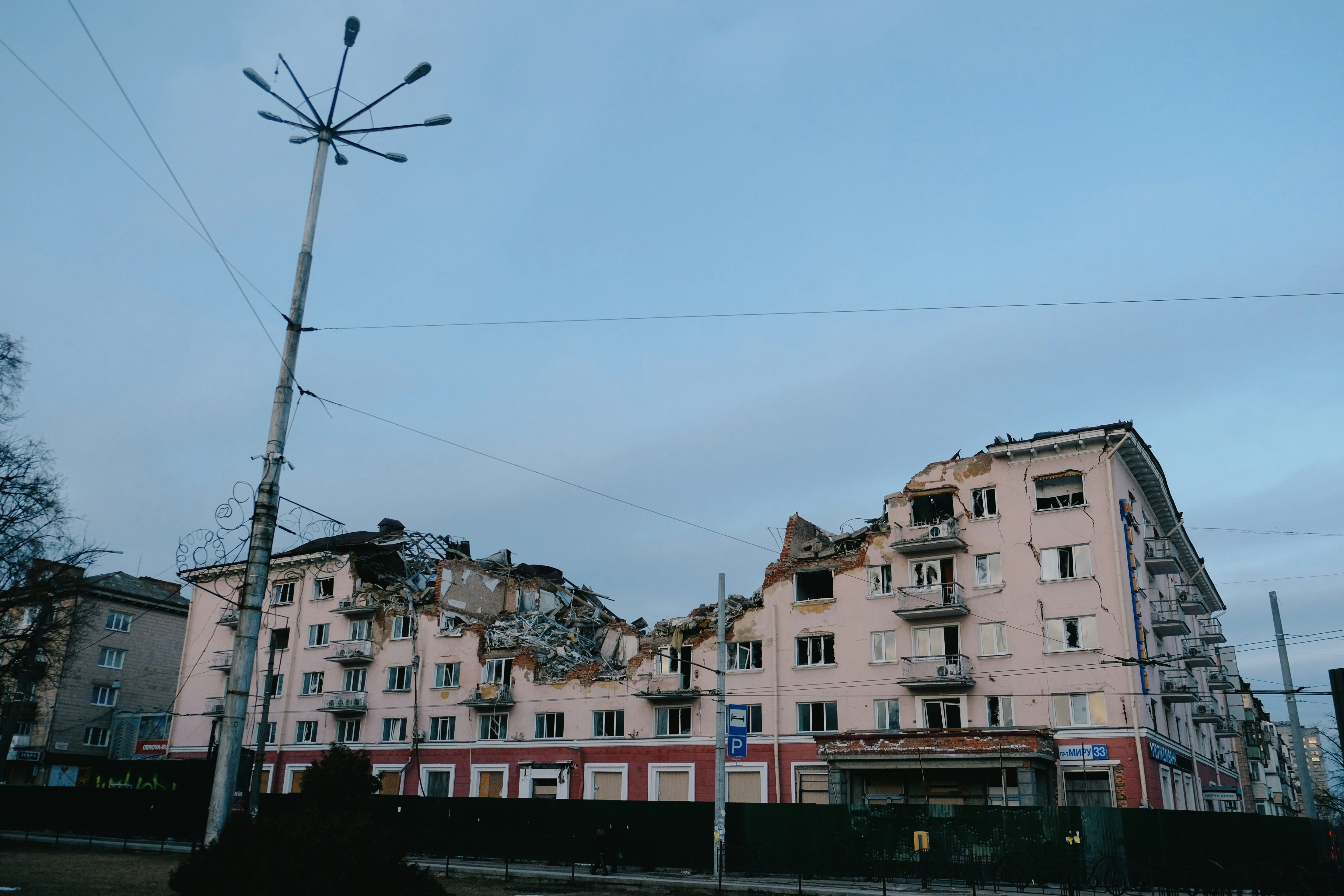 Beschadigd appartement in Oekraïne toont zware oorlogsschade bij De oorlog in Oekraïne van ma 1 t/m zo 7 januari 2024