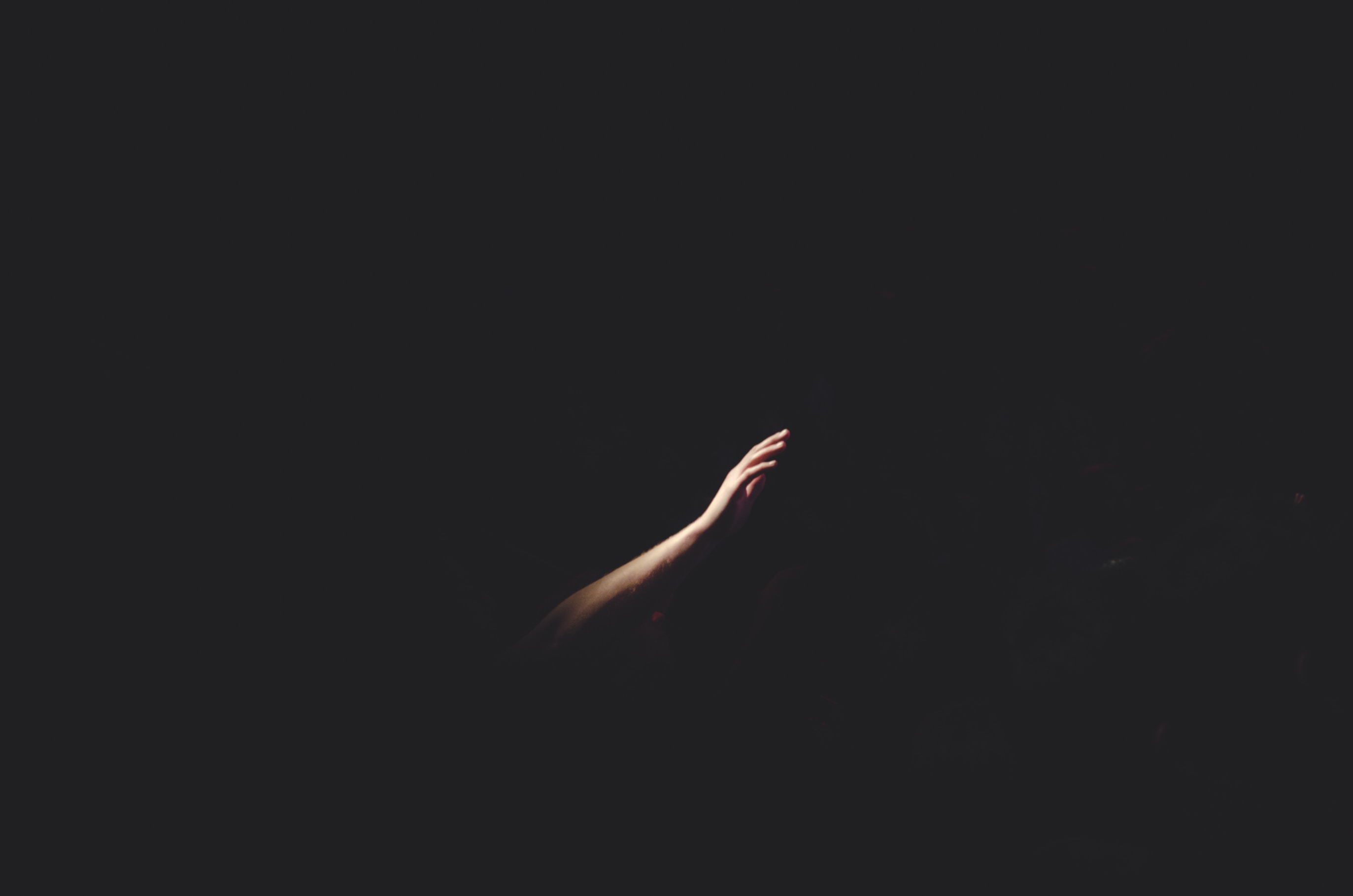 Pandora h2 titel en uitgestrekte hand op donkere achtergrond symboliseren hoop en stille wens voor het nieuwe jaar